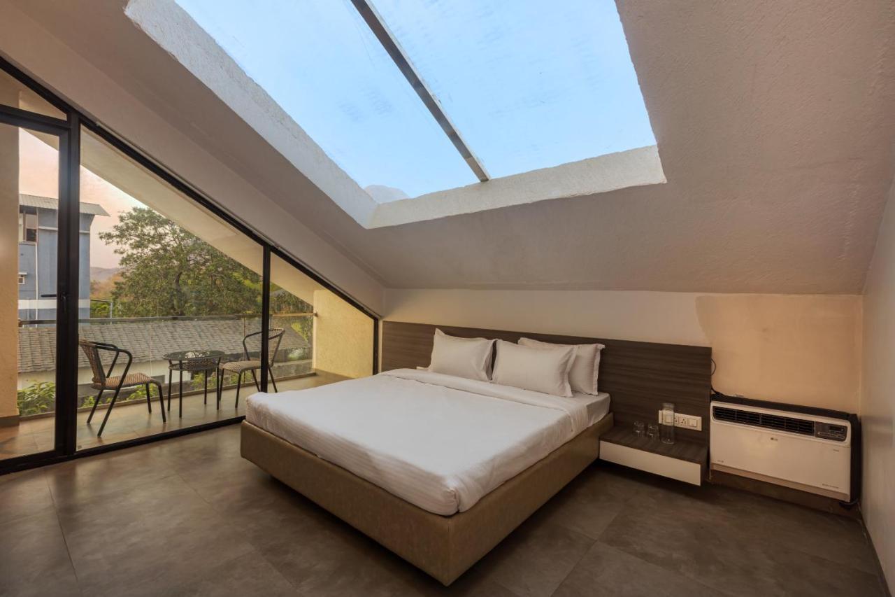Saffronstays Stargazer, Karjat - Luxury Pool Villa With Lake View מראה חיצוני תמונה