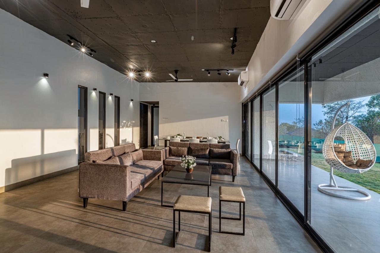 Saffronstays Stargazer, Karjat - Luxury Pool Villa With Lake View מראה חיצוני תמונה
