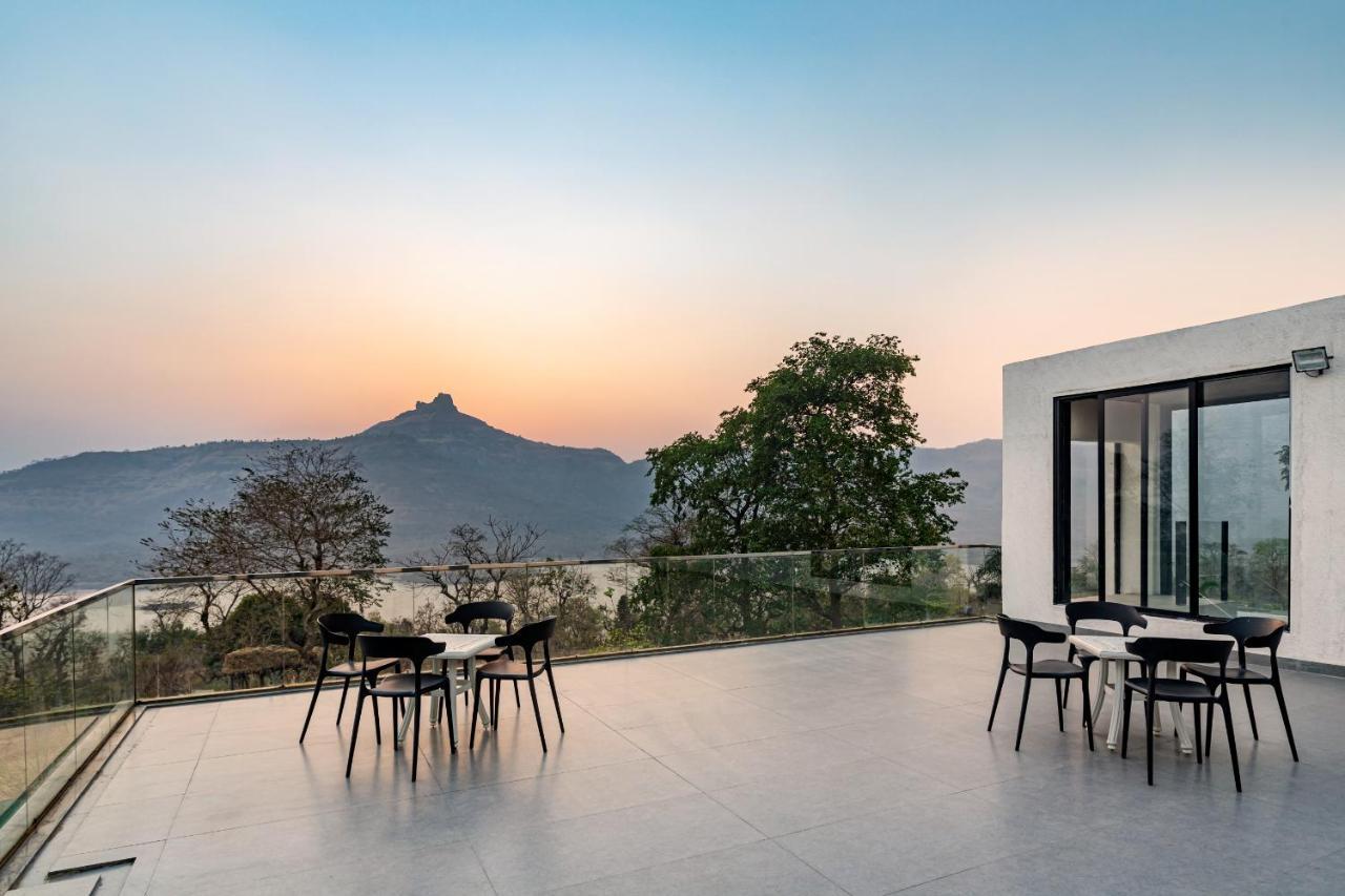 Saffronstays Stargazer, Karjat - Luxury Pool Villa With Lake View מראה חיצוני תמונה