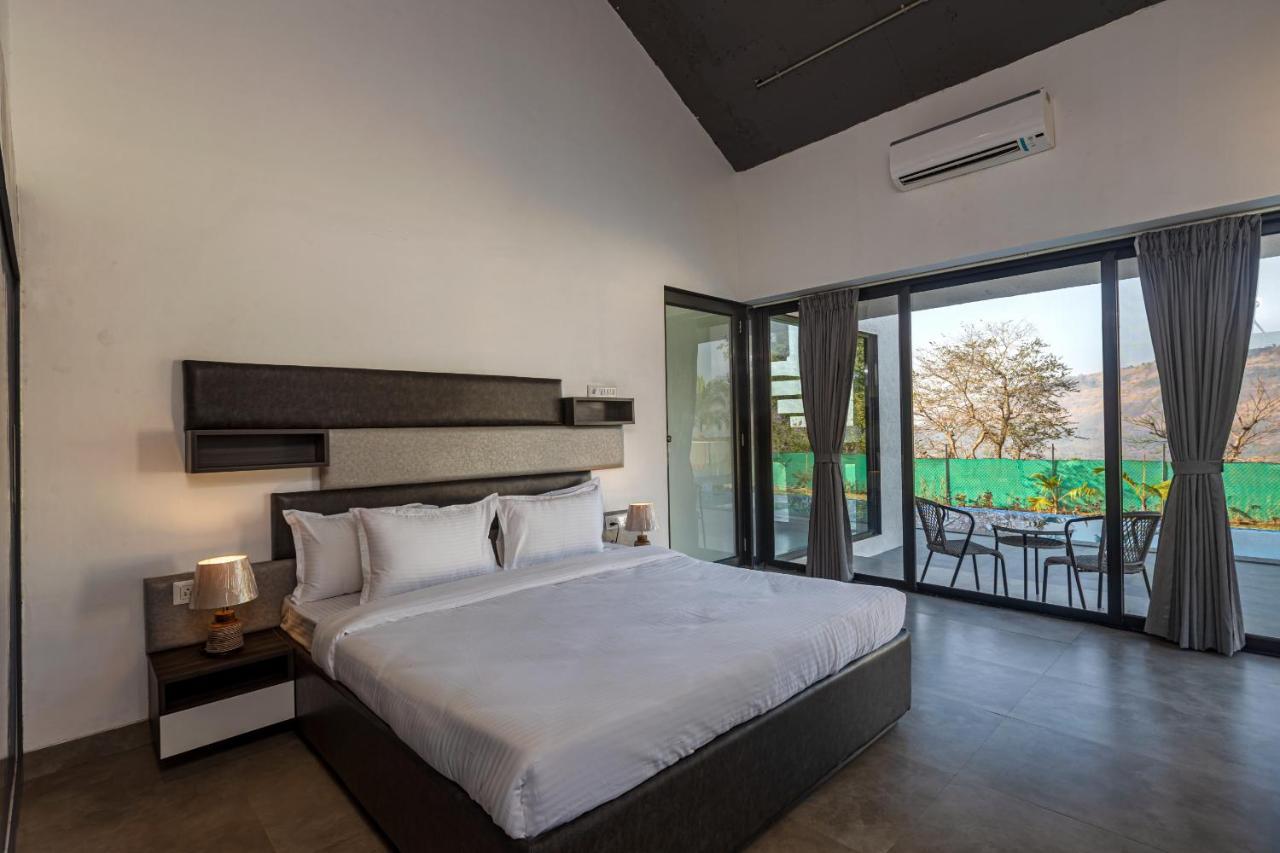 Saffronstays Stargazer, Karjat - Luxury Pool Villa With Lake View מראה חיצוני תמונה