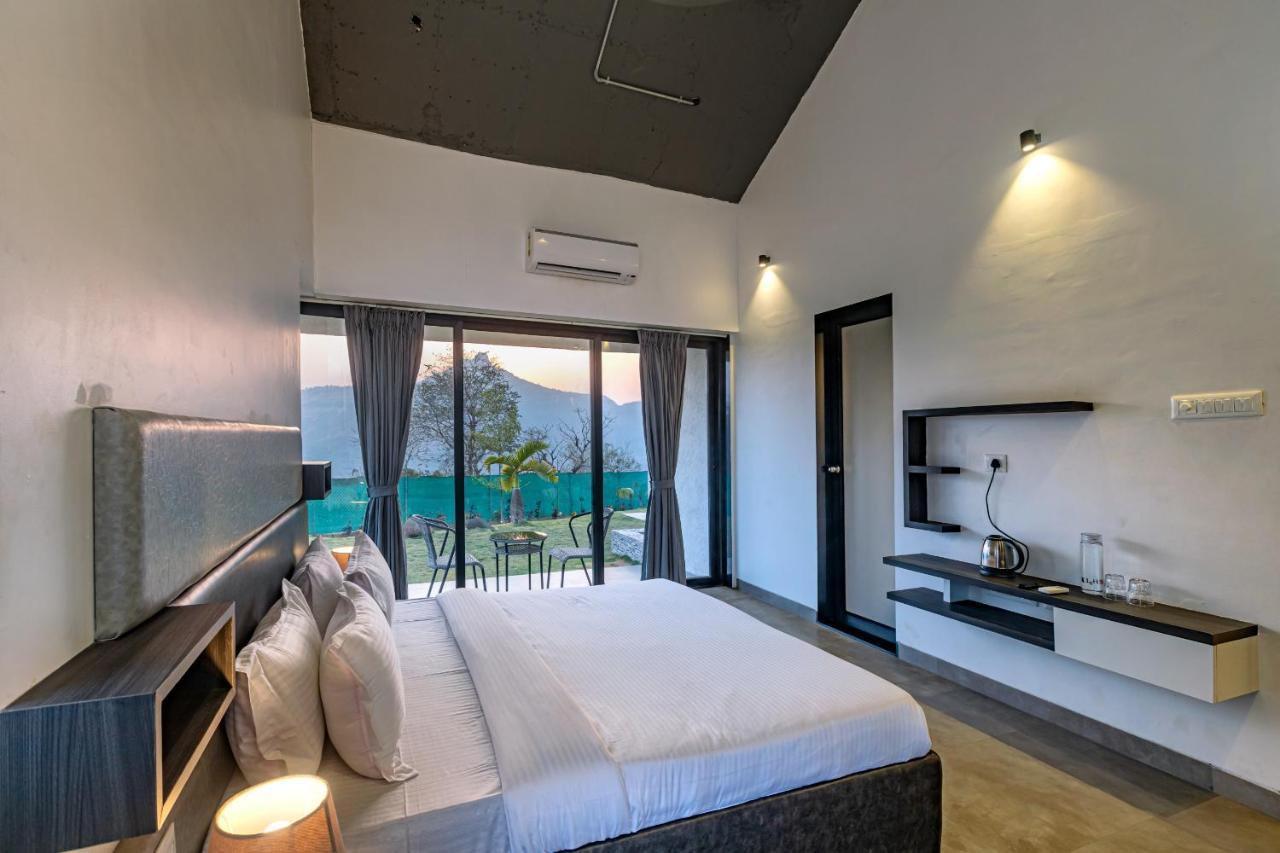 Saffronstays Stargazer, Karjat - Luxury Pool Villa With Lake View מראה חיצוני תמונה