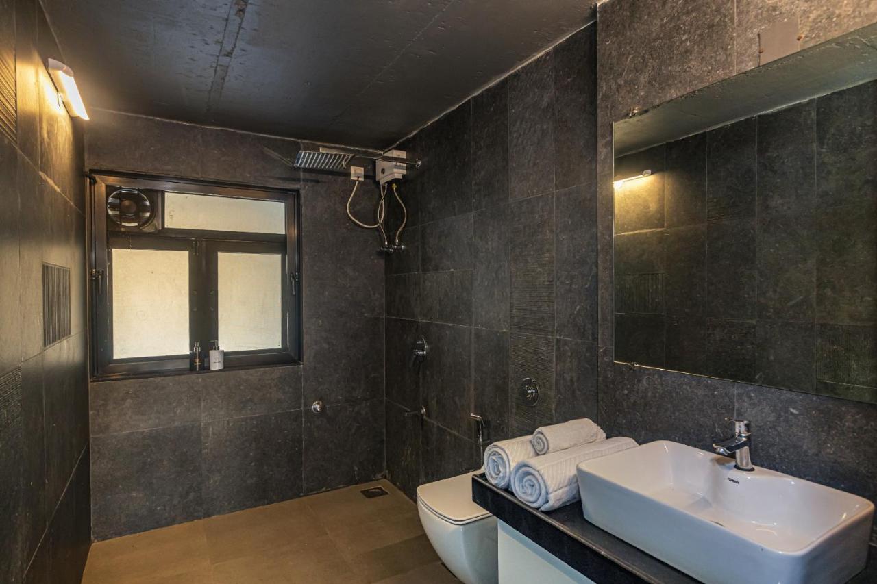 Saffronstays Stargazer, Karjat - Luxury Pool Villa With Lake View מראה חיצוני תמונה
