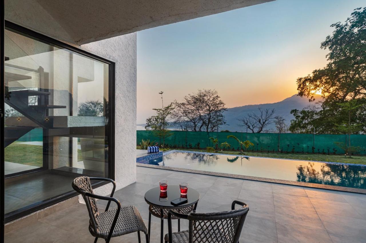 Saffronstays Stargazer, Karjat - Luxury Pool Villa With Lake View מראה חיצוני תמונה