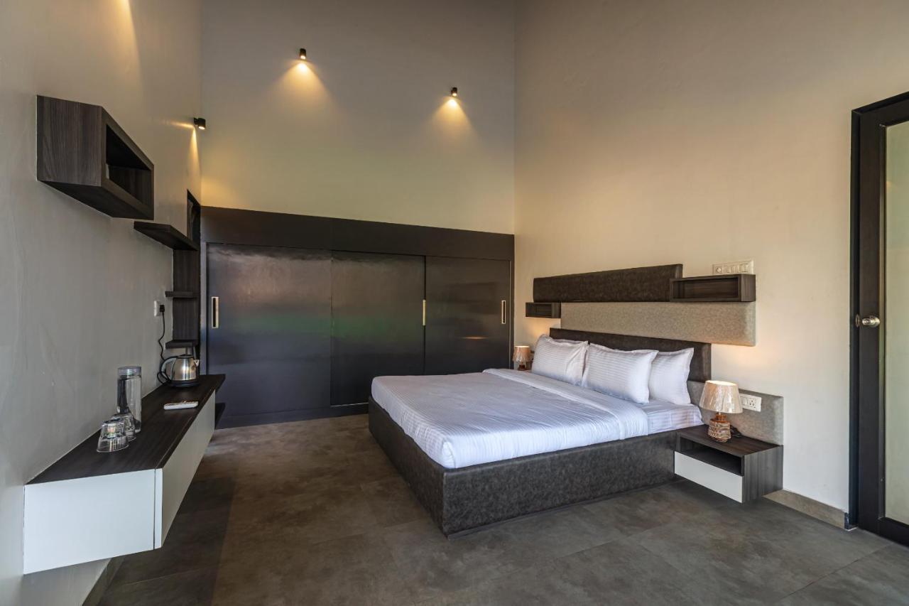 Saffronstays Stargazer, Karjat - Luxury Pool Villa With Lake View מראה חיצוני תמונה