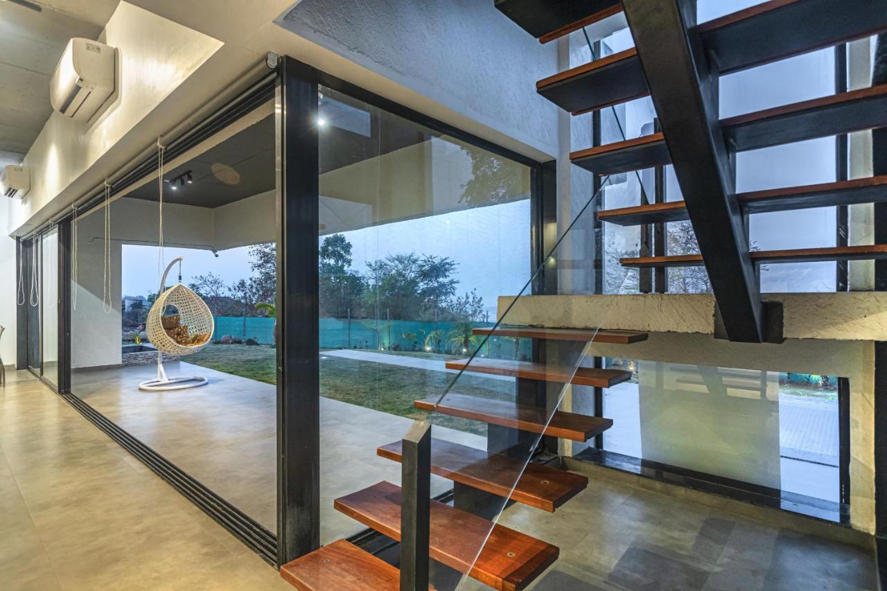 Saffronstays Stargazer, Karjat - Luxury Pool Villa With Lake View מראה חיצוני תמונה