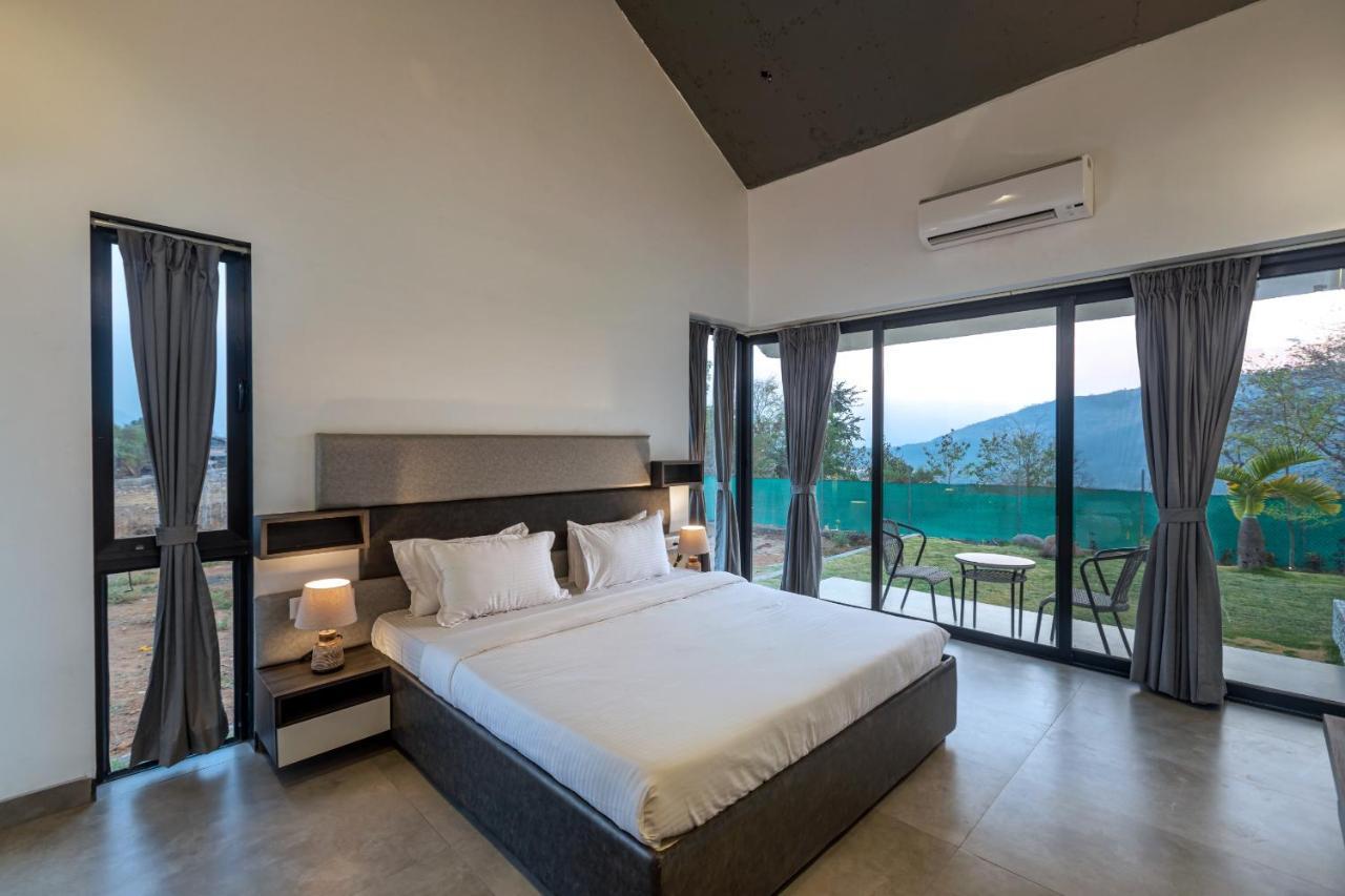 Saffronstays Stargazer, Karjat - Luxury Pool Villa With Lake View מראה חיצוני תמונה